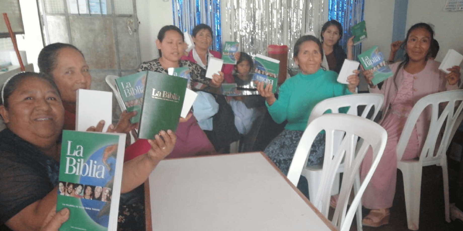 Grupo de mujeres llevando el proyecto Felipe en Huánuco.